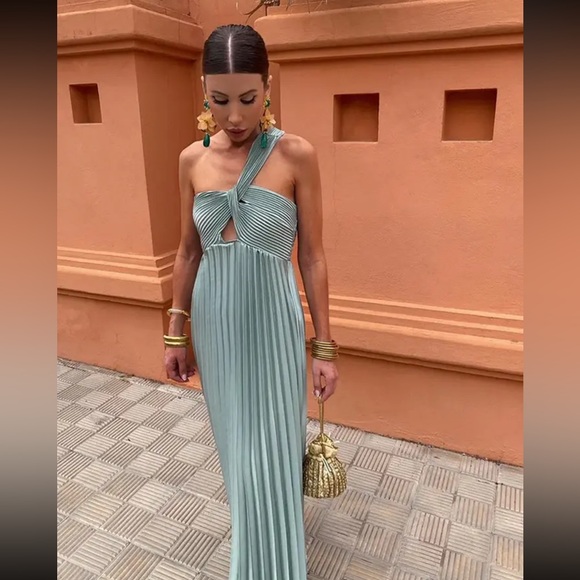 Sage Green ruffled dress - Picture 2 of 2